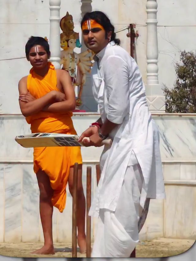 क्रिकेट के रंग में रंगे अन‍िरुद्धाचार्य, भारत-PAK मैच से पहले मारे लंबे-लंबे शॉट, VIDEO