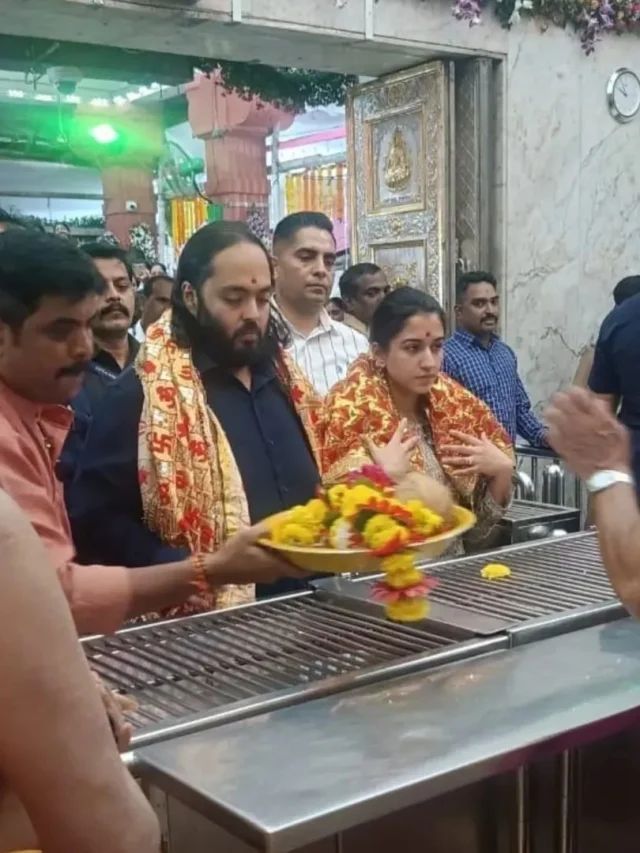 अंबानी की छोटी बहू राधिका पति संग पहुंचीं मंदिर... सादा लुक पर हार जाएंगे दिल, देखें PHOTOS