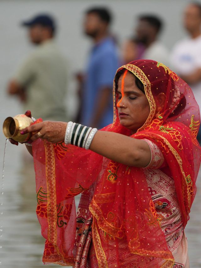 छठ व्रतियों ने उगते सूरज को दिया अर्घ्य, दिल्ली-मुंबई-पटना की PHOTOS