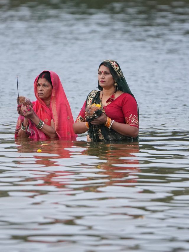 7 समंदर पार छठ का भव्य आयोजन, विदेशों में भी व्रतियों ने उगते सूर्य को दिया अर्घ्य, वीडियो