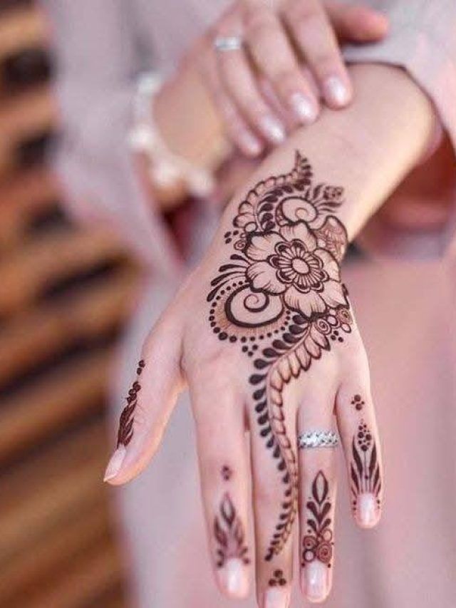 घर पर आसानी से लगा लेंगे ये मेहंदी डिजाइन, करवा चौथ पर आप भी करें ट्राई