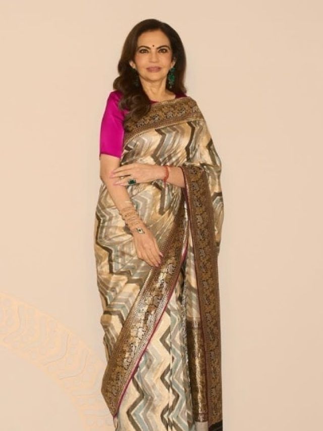 नीता अंबानी ने पचरंगी साड़ी में बिखेरा जादू, हीरे-पन्ने के ब्रेसलेट ने चुराया दिल