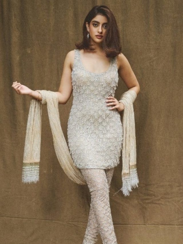 हजारों क्रिस्टल्स से सजे सूट में राजकुमारी लगीं नव्या, अमिताभ की नातिन का रॉयल लुक