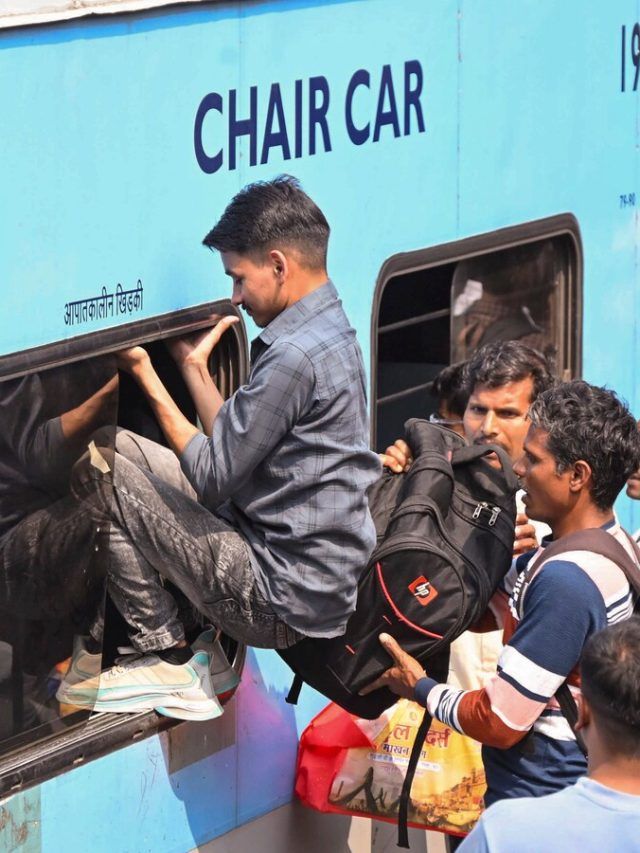 छठ पूजा के बाद ट्रेनों में भारी भीड़, स्लीपर कोच में भी ठूंस-ठूंस कर सफर कर रहे यात्री, VIDEO