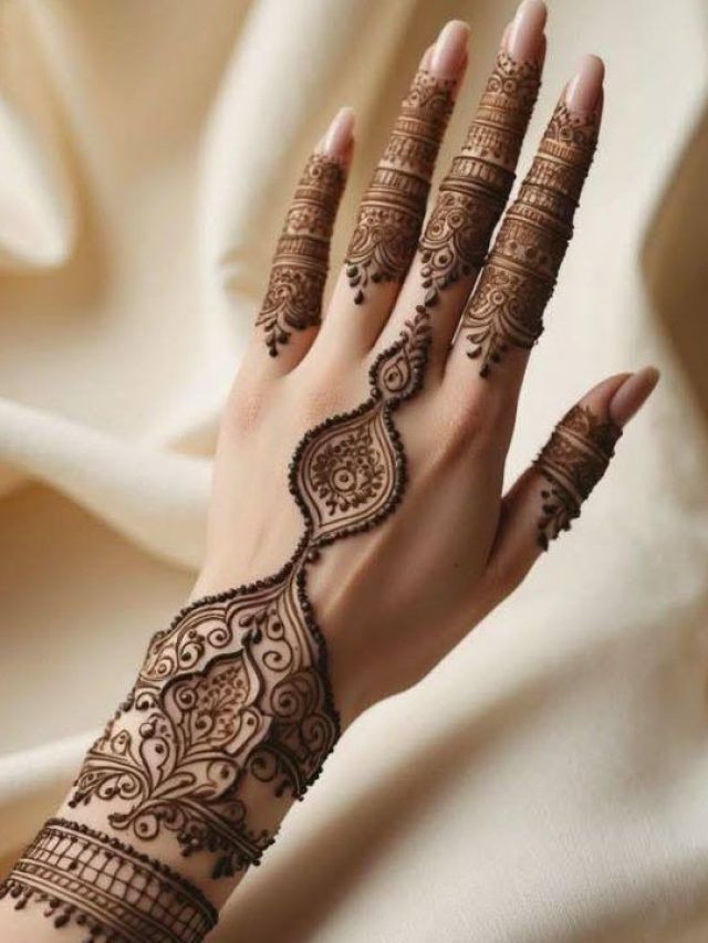 करवा चौथ के लिए सेव कर लें ये मेहंदी डिजाइन, लगाना भी है आसान
