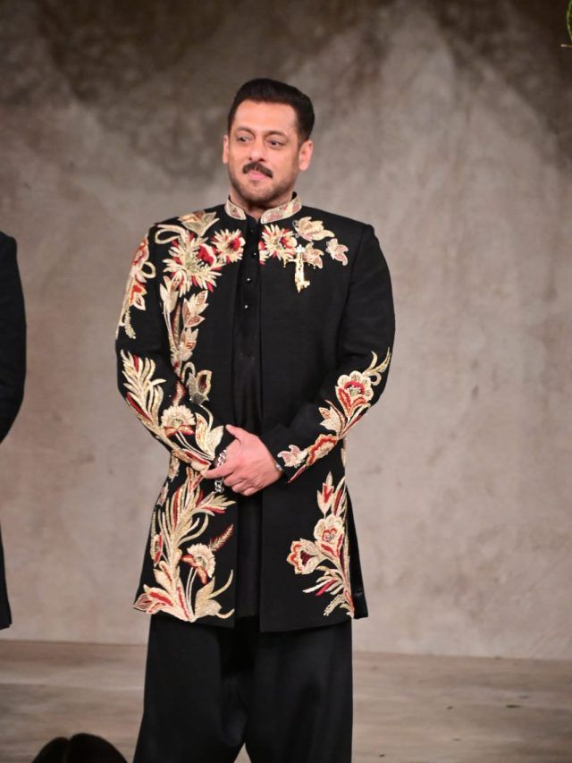 ब्लैक शेरवानी में सलमान खान ने की रैंप वॉक, सामने बैठी थीं जया बच्चन-श्वेता, PHOTOS