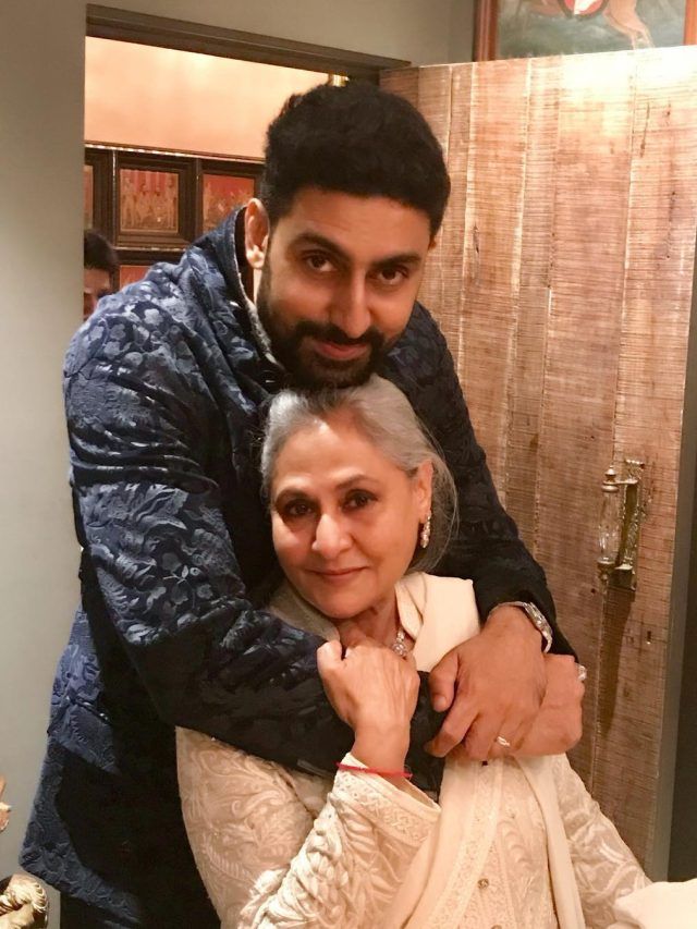 मां संग झूमे अभिषेक, अवॉर्ड शो में लूटी महफिल, पत्नी-बेटी को याद कर हुए इमोशनल