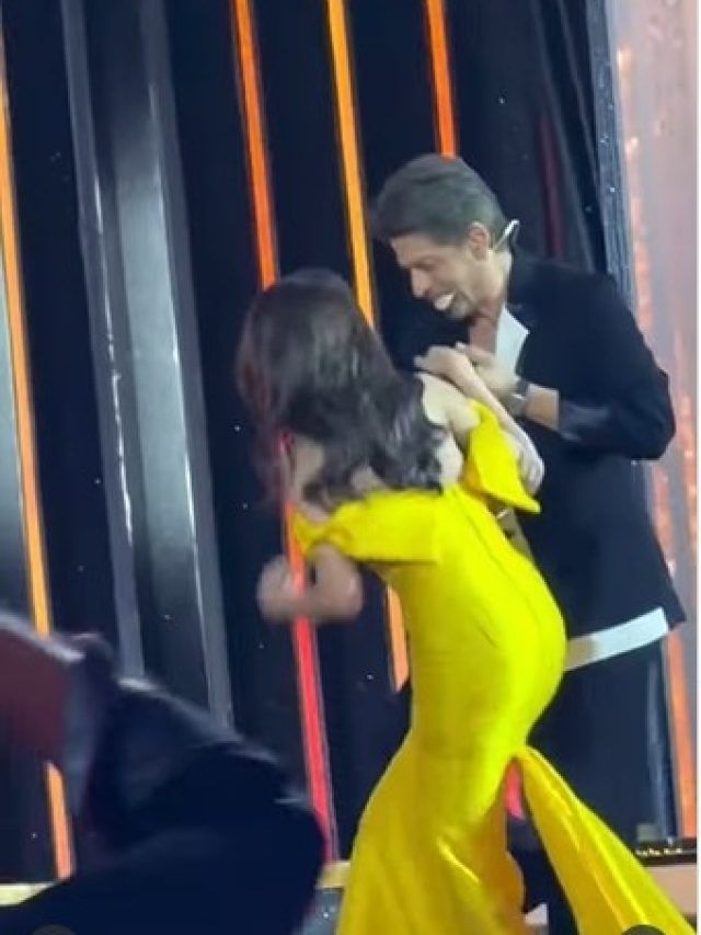 सीढ़ियों पर लड़खड़ाई एक्ट्रेस, शाहरुख खान ने गिरने से बचाया-संभाली ड्रेस, जीता फैंस का दिल