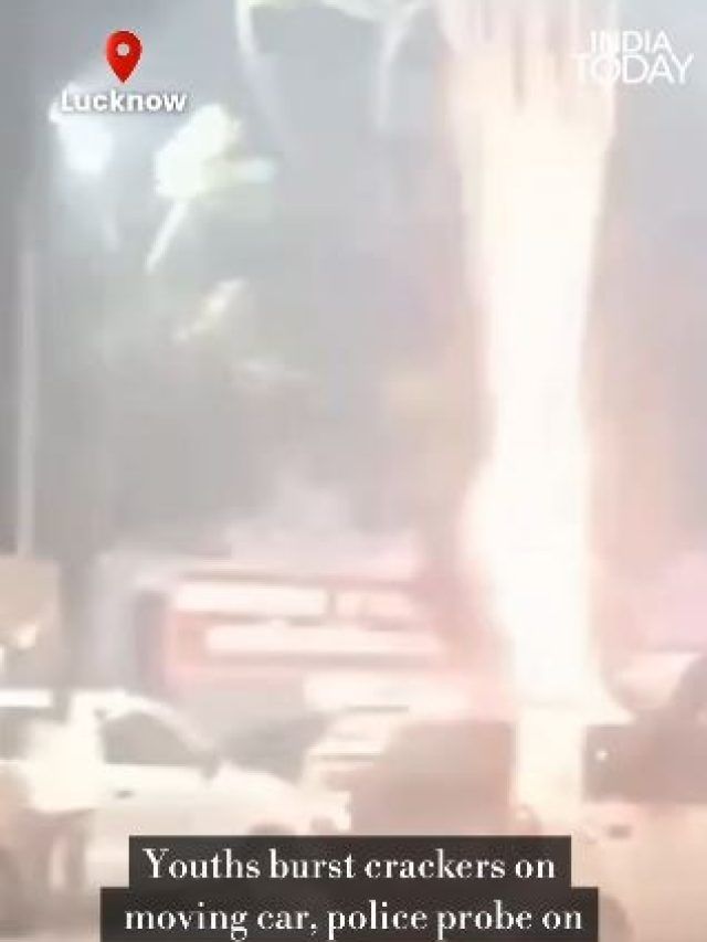 चलती कार की सनरूफ से पटाखा जलाने के साथ स्टंट करने की कोशिश, वीडियो वायरल