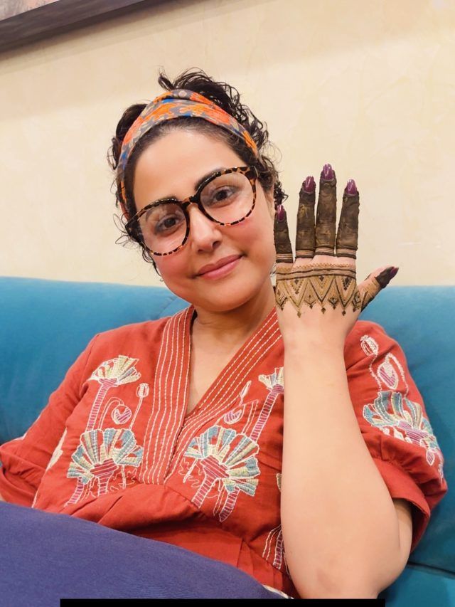 हिना खान ने करवा चौथ पर सजाई पति के नाम की मेहंदी, रॉकी ने दिया लाखों का तोहफा