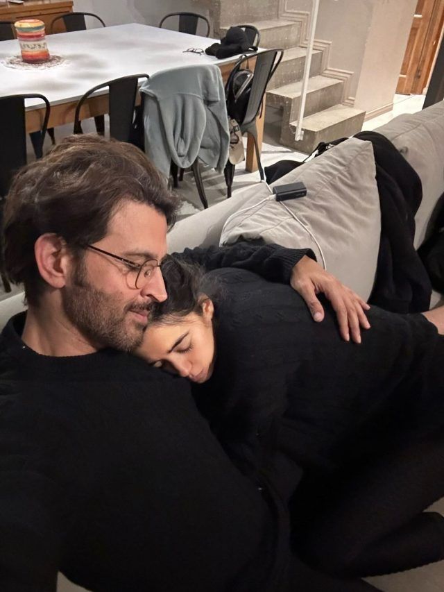 ऋतिक की बांहों में गर्लफ्रेंड सबा, रिश्ते को हुए 4 साल, फैंस ने पूछा- शादी कब करोगे?