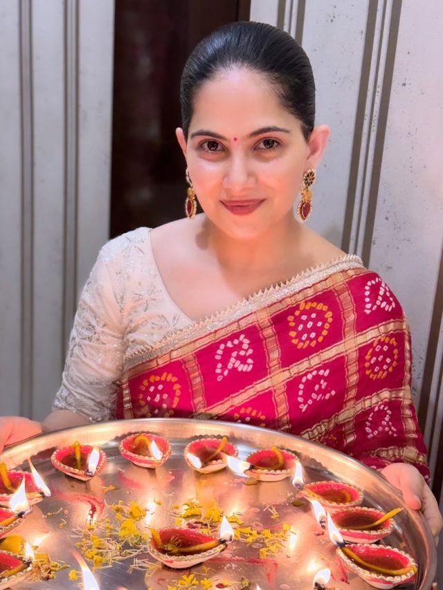 बंधेज साड़ी में जया किशोरी का रॉयल लुक, ईयररिंग्स भी पहने खास, PHOTOS