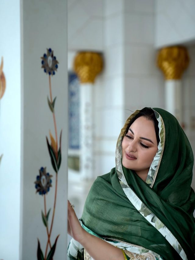 मस्जिद में पति जहीर के साथ दिखीं सोनाक्षी, सिर पर रखा दुपट्टा, लिखी ये बात