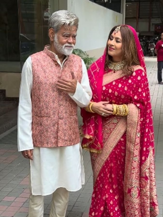 Ormondagi yalangoch mushuklarning fotosuratlari Dumbasiga qalam yopishtiradi