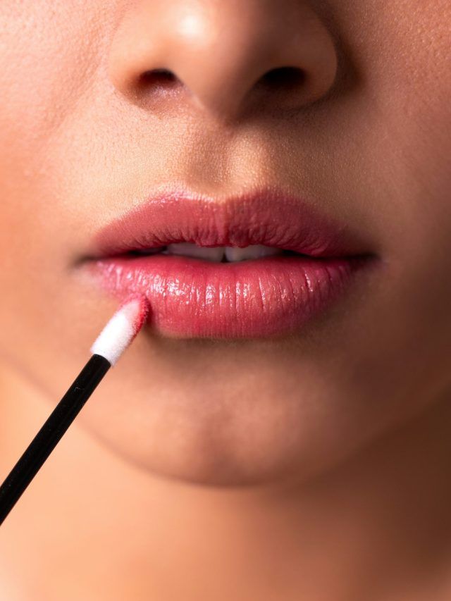 होंठों पर लंबे समय तक नहीं टिकती Lipstick? लॉन्ग लास्टिंग बनाने के लिए अपनाएं ये ट्रिक