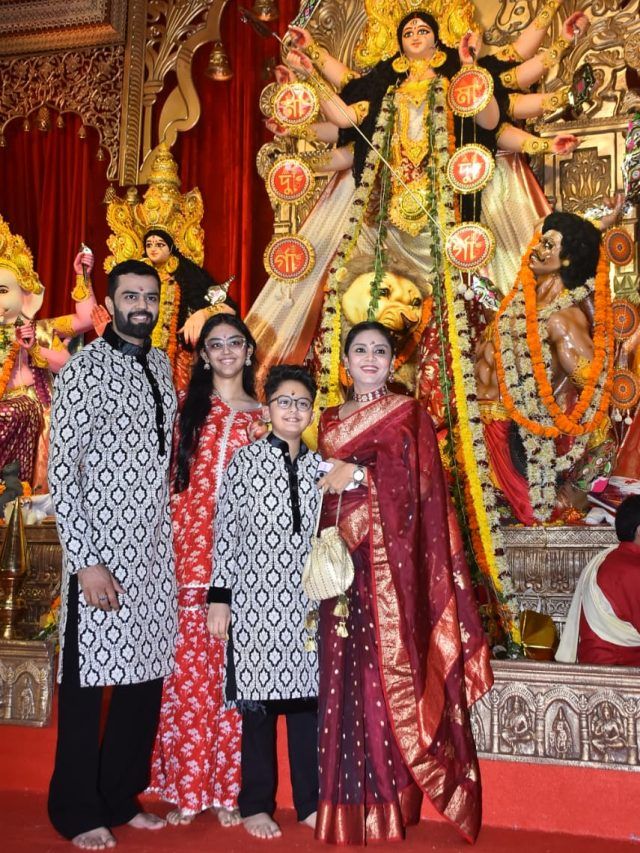 दुर्गा पंडाल में परिवार संग पहुंचा एक्टर, इतने बड़े हो गए बच्चे, देखकर दंग फैंस