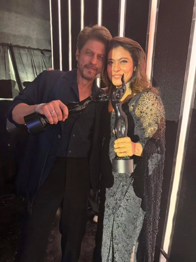 फिल्मफेयर के मंच पर शाहरुख-काजोल ने मचाई धूम, हिट गानों पर थिरके, फैंस हुए इंप्रेस