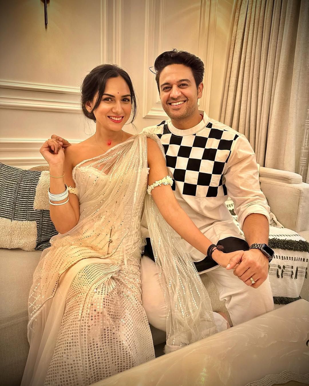 9 साल बड़े टीवी सुपरस्टार से रचाई शादी, कौन हैं करोड़पति आकांक्षा, नहीं  बनना चाहतीं मां - Meet gaurav khanna wife millionaire akanksha doesnt want  to become a mother tmovb