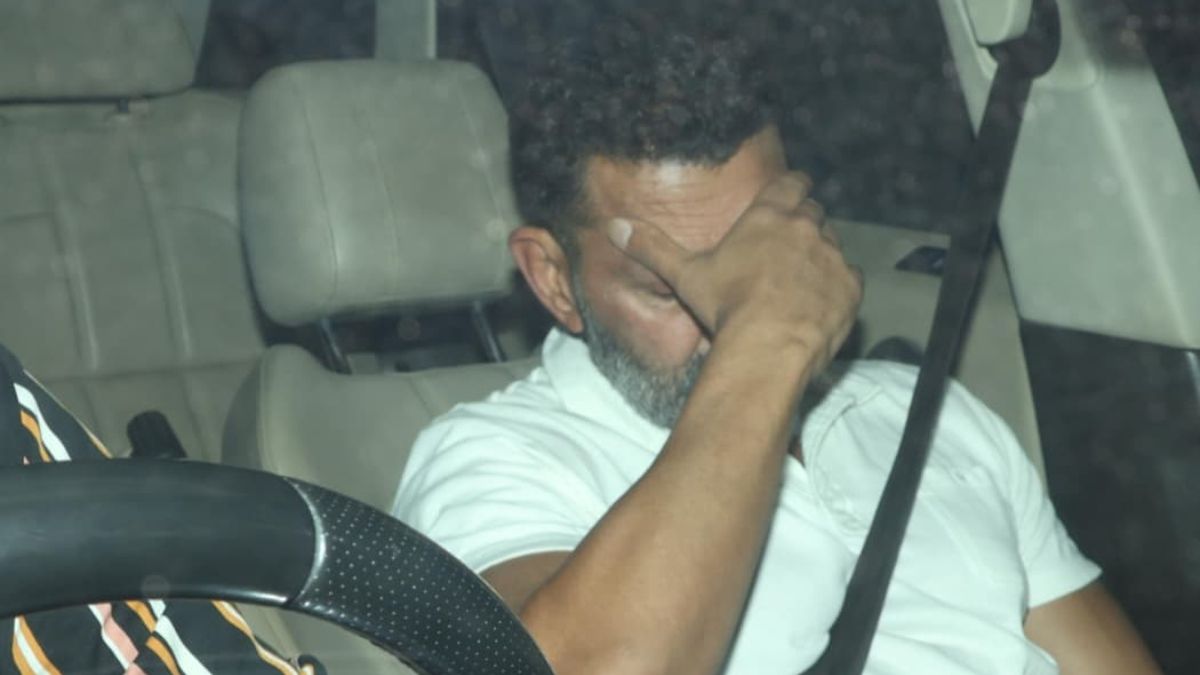 धर्मेंद्र के लिए परेशान बेटे बॉबी देओल, इमोशनल होकर छिपाया चेहरा, Photos