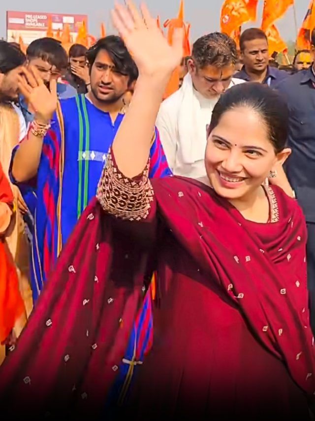 धीरेन्द्र शास्त्री के आगे-आगे चल रही थीं जया किशोरी! मरून सूट में ट्रेडिशनल लुक छाया