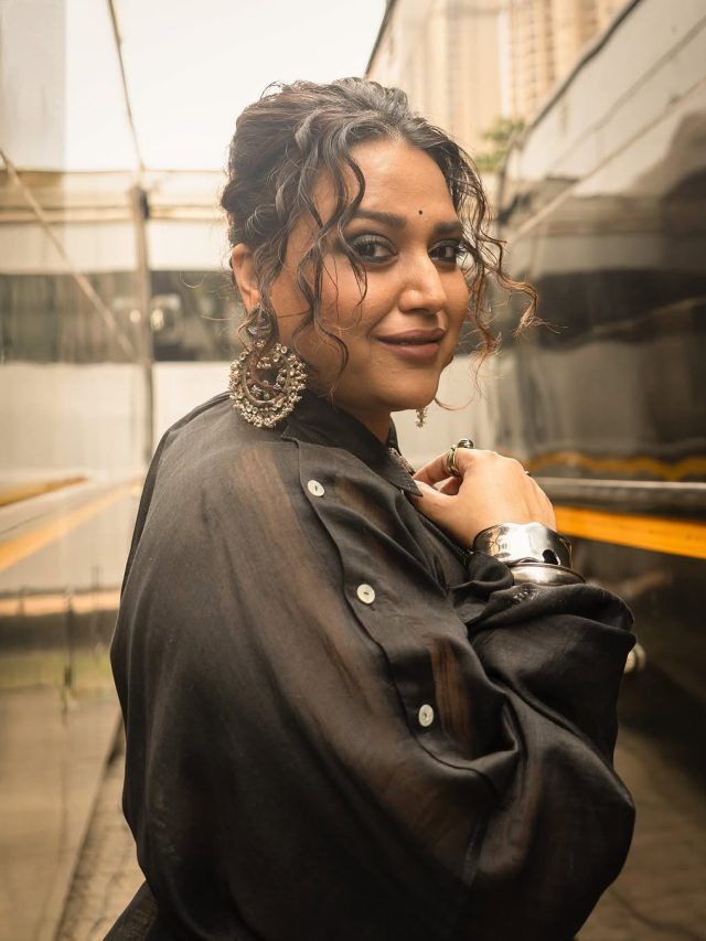 कस्टमर पकड़कर लाईं, दुकान में बेचीं साड़‍ियां, क्यों पैसे कमाने को मजबूर स्वरा?