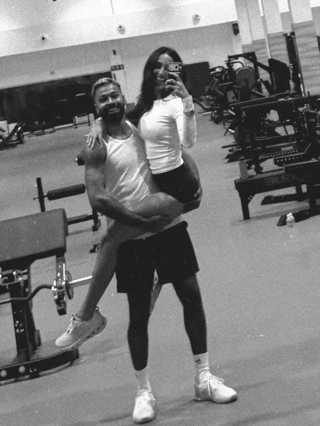 हार्दिक पंड्या की गोद में गर्लफ्रेंड माहिका, बांहों में लेकर किया Kiss, फैंस फिदा