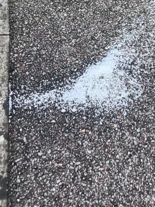 इंग्लैंड में सड़कों पर क्यों नमक फेंक रही सरकार