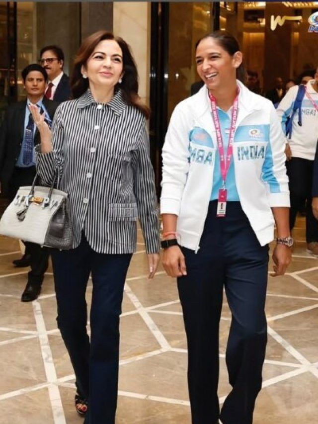 नीता अंबानी का WPL ऑक्शन में पैंट-शर्ट में मॉडर्न लुक, हरमनप्रीत के साथ छाया अंदाज