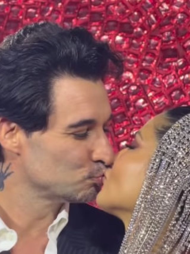 सनी लियोनी का पति संग Liplock, लुक्स पर हुईं ट्रोल, यूजर्स बोले- प्लास्टिक डॉल