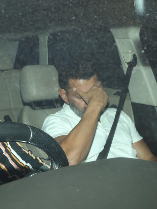 धर्मेंद्र के लिए परेशान बेटे बॉबी देओल, इमोशनल होकर छिपाया चेहरा, Photos