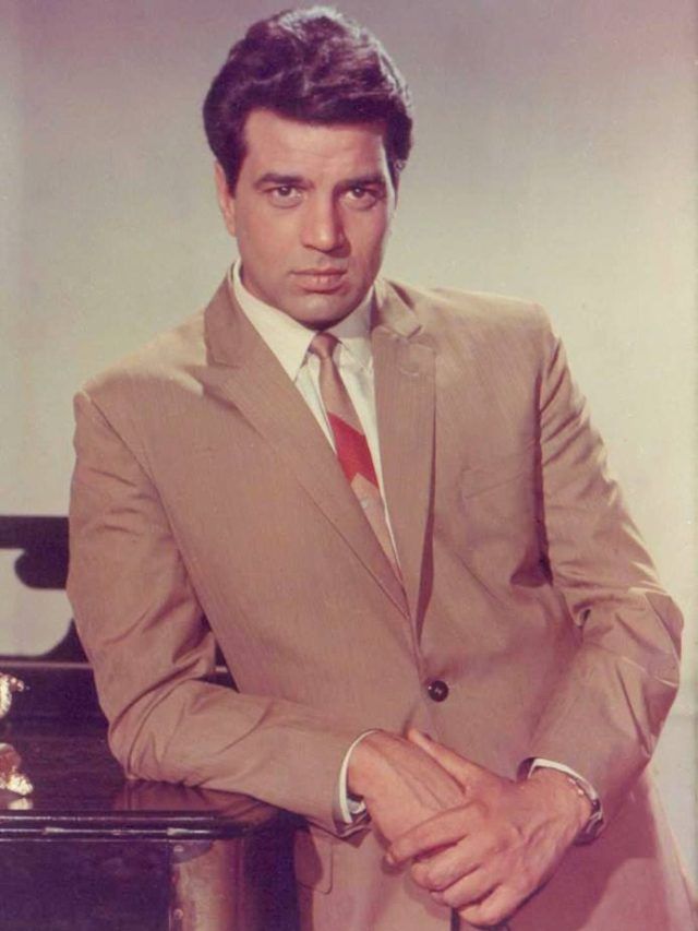 'जल्दी ठीक हो जाओ', धर्मेंद्र की एक झलक को बेसब्र फैन, नम आंखों से मांगी दुआ