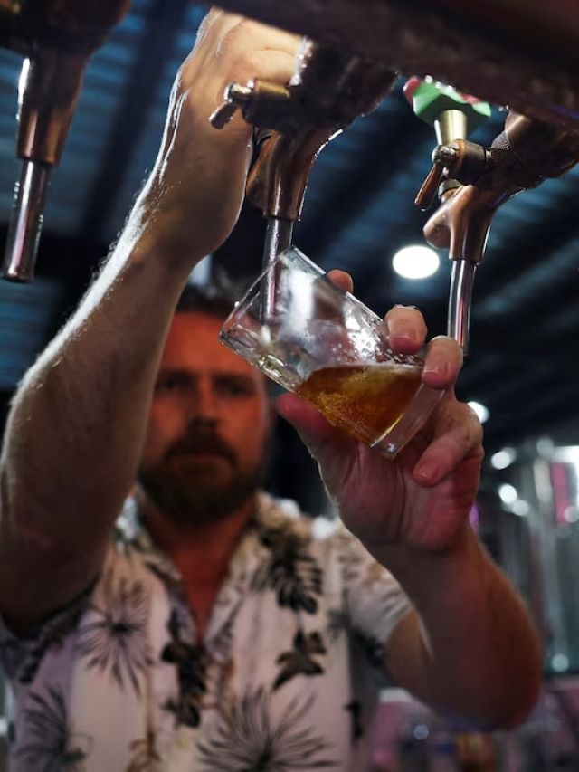 ₹26000 तक जुर्माना... इस देश में दोपहर को शराब पीना पड़ेगा महंगा!