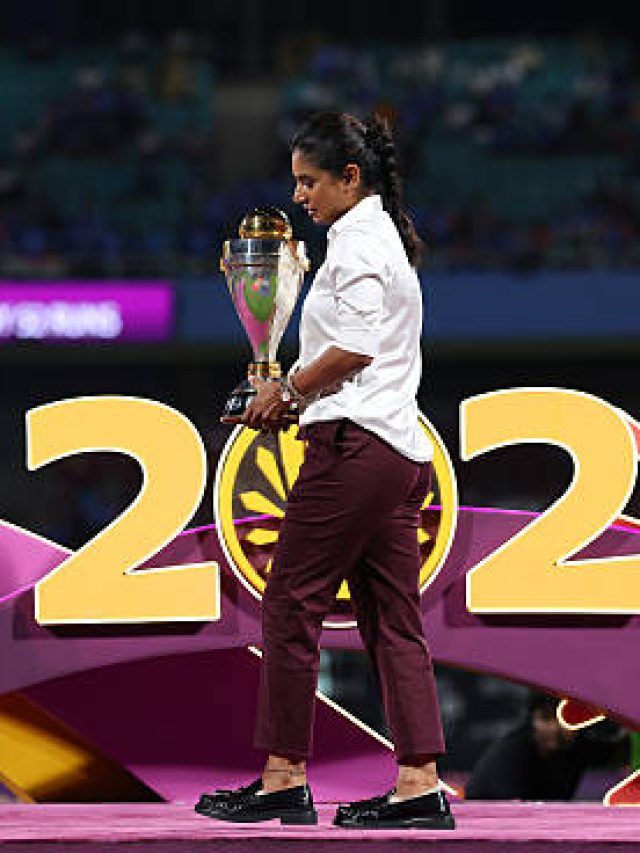 भारतीय टीम ने जीता दिल, वर्ल्ड कप जीत के बाद इन्हें थमा दी ट्रॉफी, VIDEO