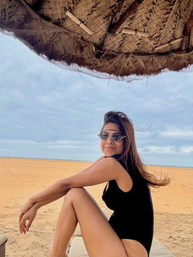 मोनोकनी में छाई मशहूर एक्ट्रेस, बीच पर दिए पोज, सिजलिंग लुक के दीवाने हुए फैंस