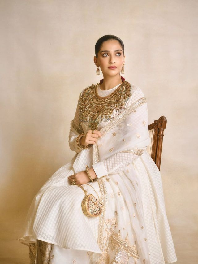 40 की उम्र में दूसरी बार मां बनेंगी सोनम कपूर, सूट में फ्लॉन्ट किया बेबी बंप, रॉयल है अंदाज