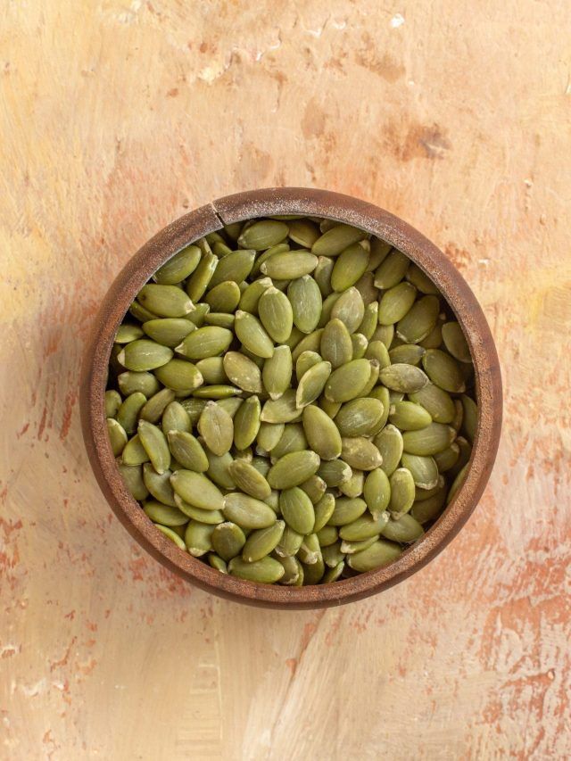 किन्हें नहीं खाने चाहिए कद्दू के बीज, वरना फायदे की जगह बिगड़ जाएगी सेहत