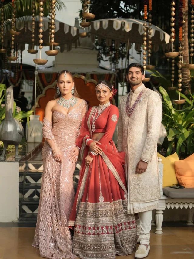 अरबपति की बेटी की शादी में ये विदेशी सेलिब्रिटी, मनीष मल्होत्रा की साड़ी में छाईं, देखें PHOTOS