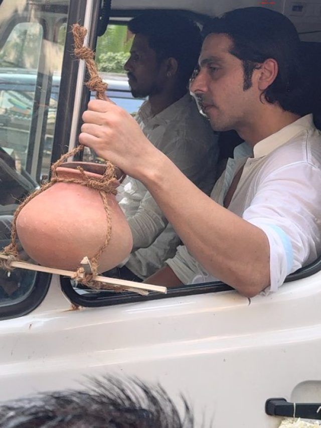 मां के अंतिम संस्कार को निकले जायद खान, अलविदा कहने आए ऋतिक, Video