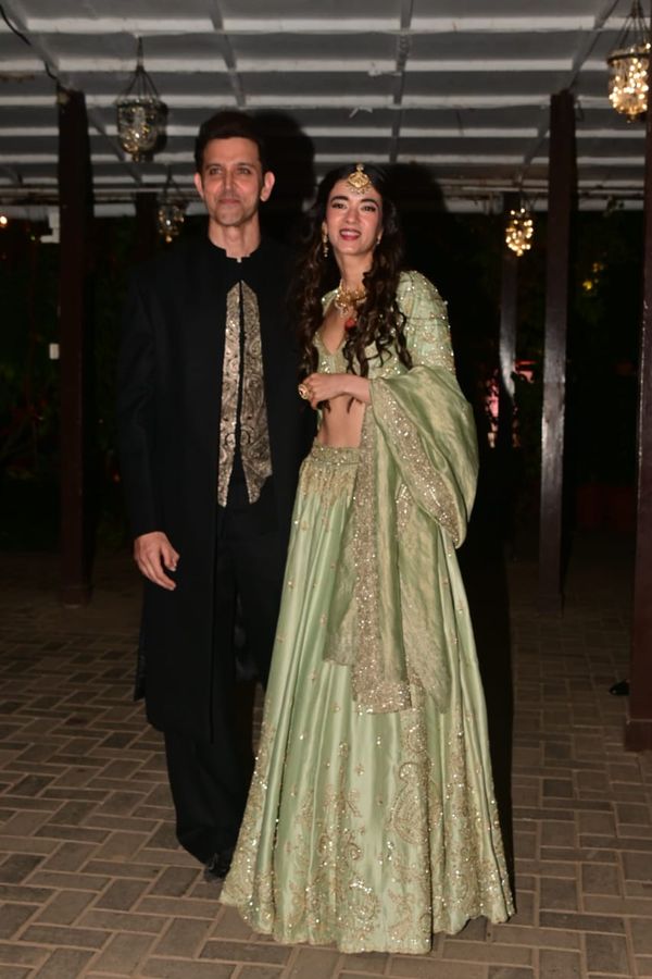 रोशन परिवार की शादी में छाया ऋतिक–सबा का रोमांटिक अंदाज, देसी लुक ने जीता दिल - Hrithik roshan saba azad posed romantically together eshaan roshan wedding reception looked beautiful in ...