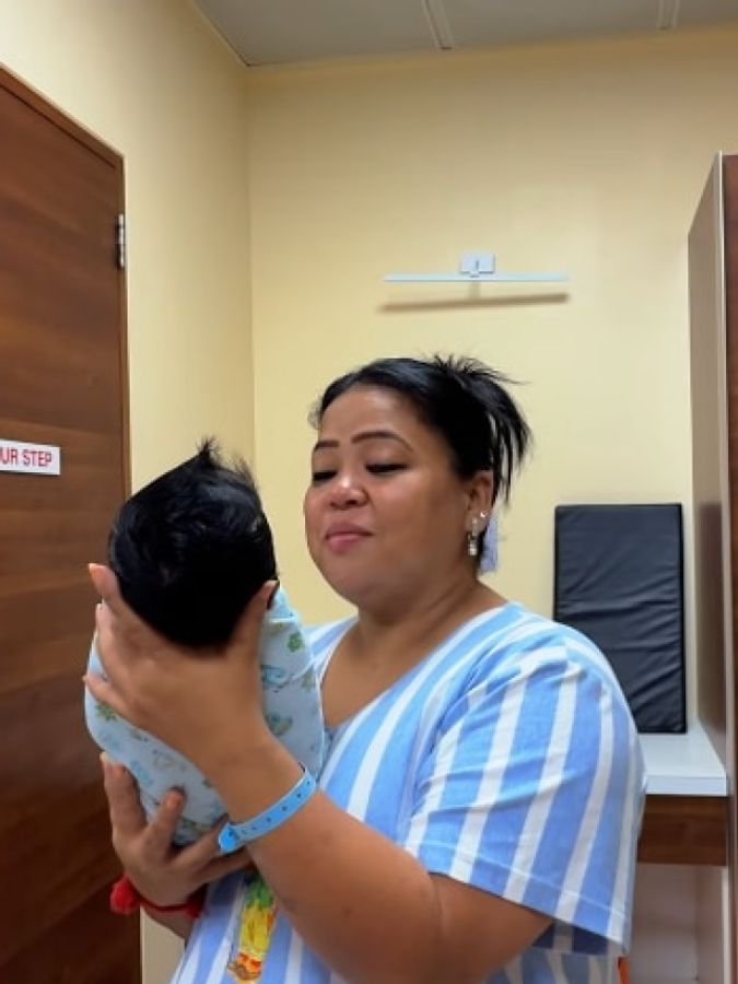 डिलीवरी के 2 दिन बाद भारती की गोद में आया बच्चा, बेटे को देख हुईं इमोशनल, बोलीं- हेल्दी रहे - Comedian bharti singh gets emotional cried holds newborn baby first time 2