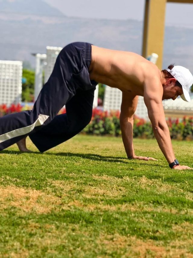 शर्टलेस हुए 51 साल के ऋतिक रोशन, दोनों बेटों संग पूल में किया चिल, बोले- 25 साल...