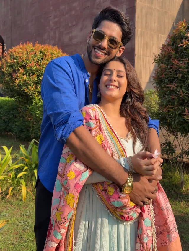 8 साल छोटी हीरोइन के इश्क में हीरो, गोद में लेकर किया रोमांस, बोला- तू मेरी...