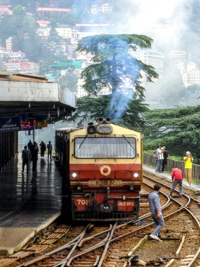 12वीं पास हैं? रेलवे में मिल जाएगी नौकरी, सैलरी 5.5 लाख से ज्यादा!