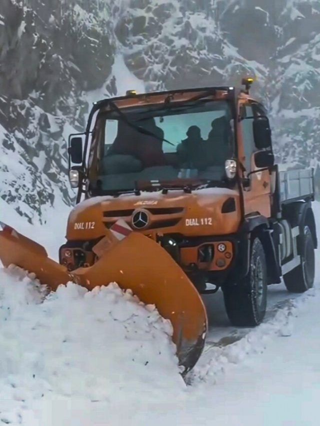 कश्मीर: 4 फीट तक जमी बर्फ, सड़कें बंद...मशीनों से यूं हटाई जा रही Snow