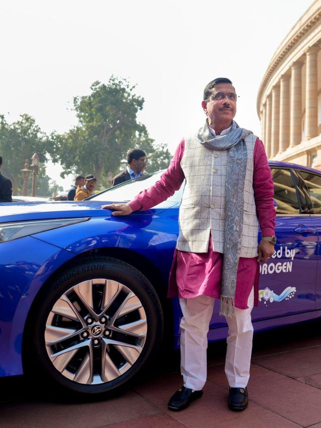 न पेट्रोल की चिंता... न चार्जिंग का झंझट! ख़ास कार से संसद पहुंचे प्रह्लाद जोशी