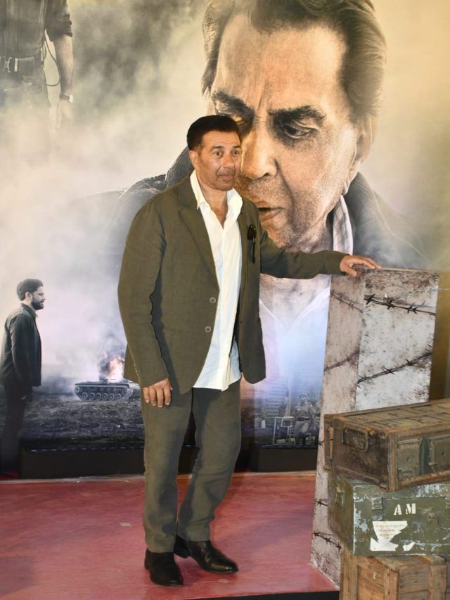 'पापा के साथ खड़ा होता हूं', धर्मेंद्र की फोटो के सामने सनी ने दिए पोज, हुए इमोशनल