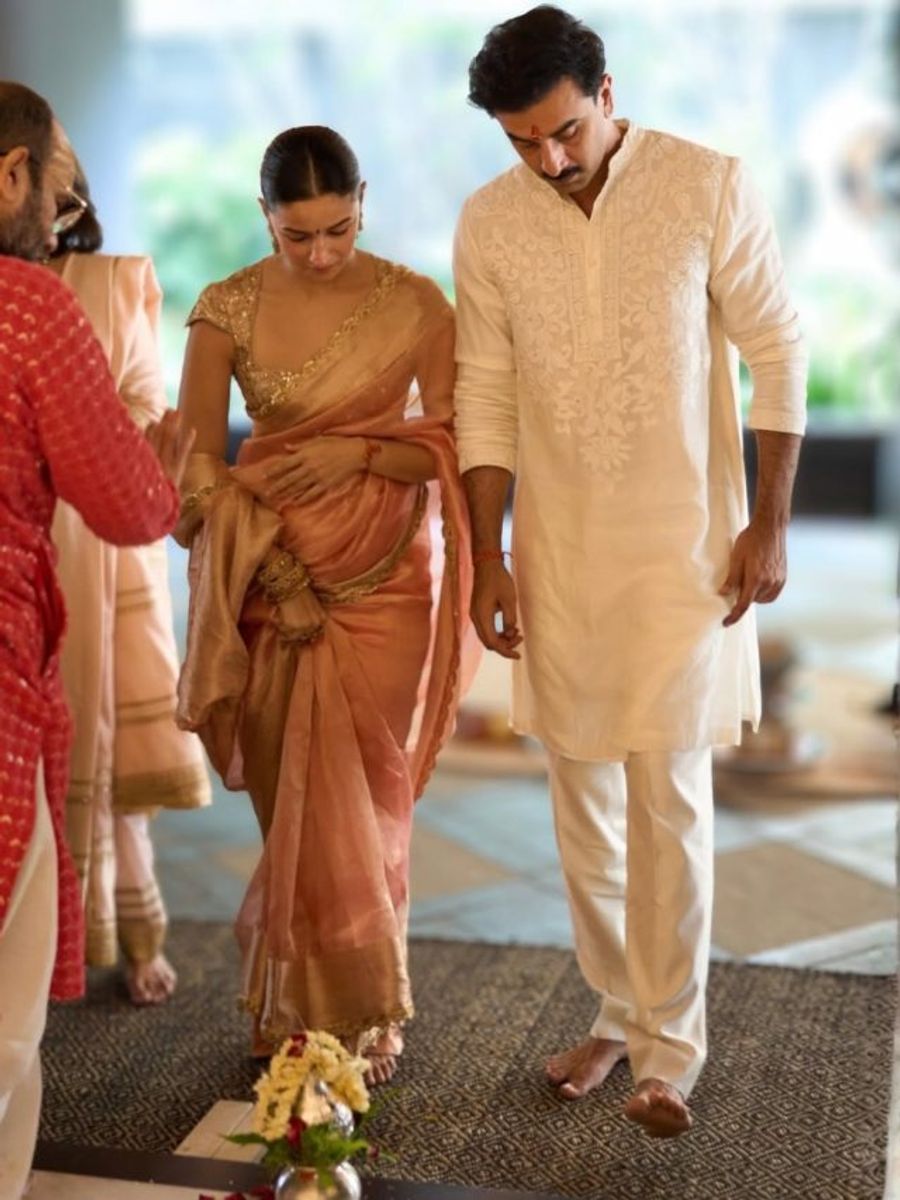 Alia Bhatt: आलिया भट्ट ने बेटी राहा के साथ किया ड्रीम होम का गृह प्रवेश, रणबीर कपूर लाए पापा ऋषि कपूर की यादों वाली चीज़ें 4 cropped alia 7ITG 1764916835380