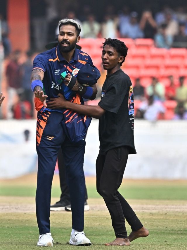 कोई पैर छूने आया, किसी ने दी झप्पी... हार्द‍िक पंड्या के लिए फैन्स ये क्या कर बैठै?