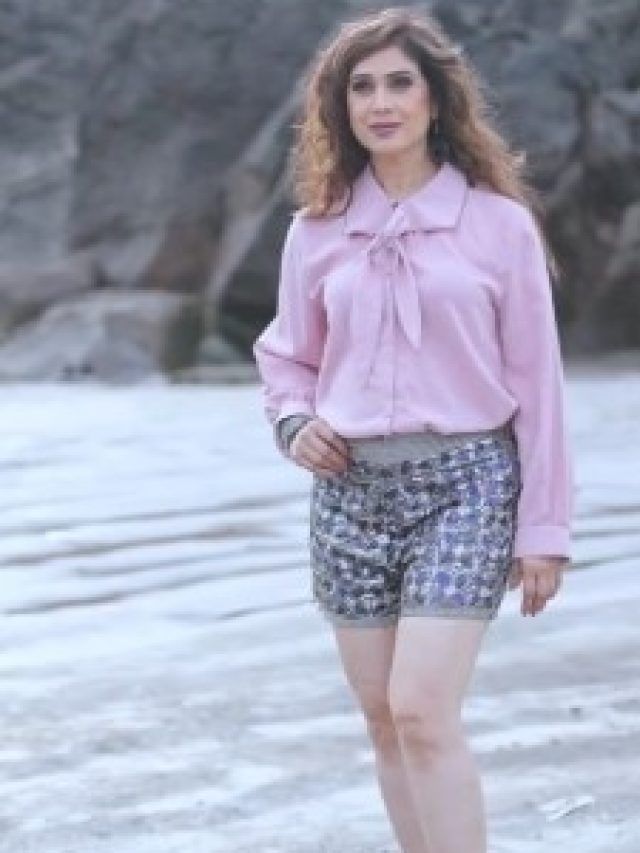 62 साल की उम्र में इस एक्ट्रेस ने दिखाया हॉट अंदाज, समंदर किनारे बिखेरा जलवा