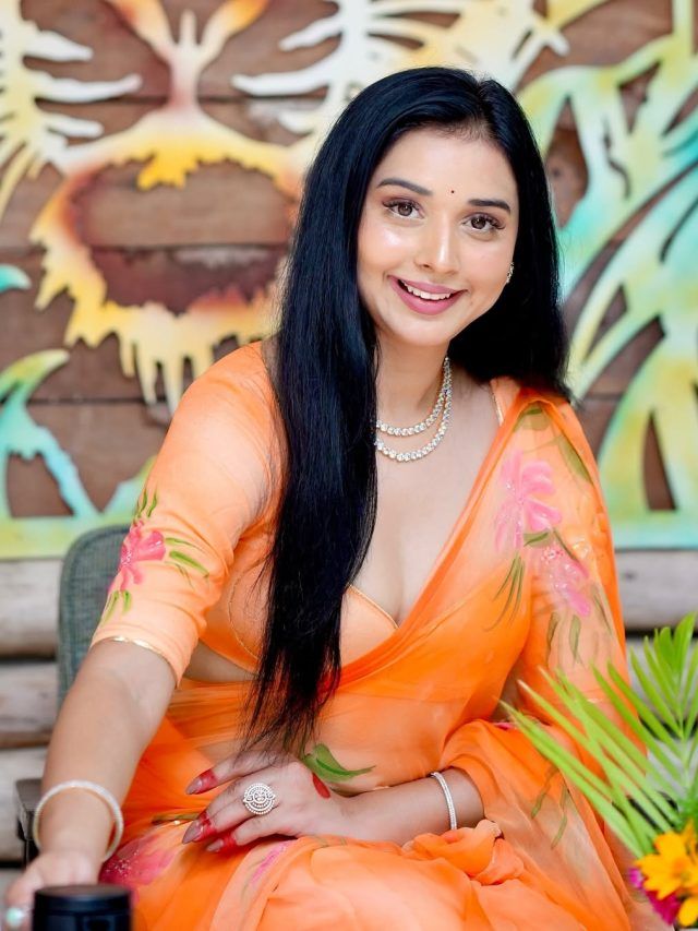 करोड़पति सिंगर के प्यार में तान्या, 150 कैमरा के सामने किया Kiss? बोलीं- डरती नहीं...